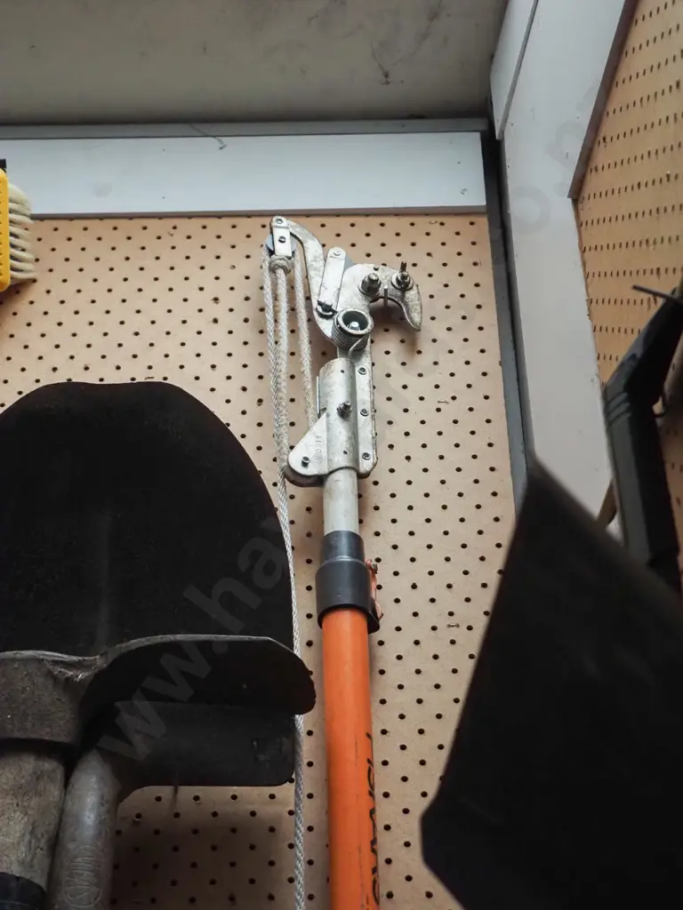 Fiskars extending pole pruner Image 1++