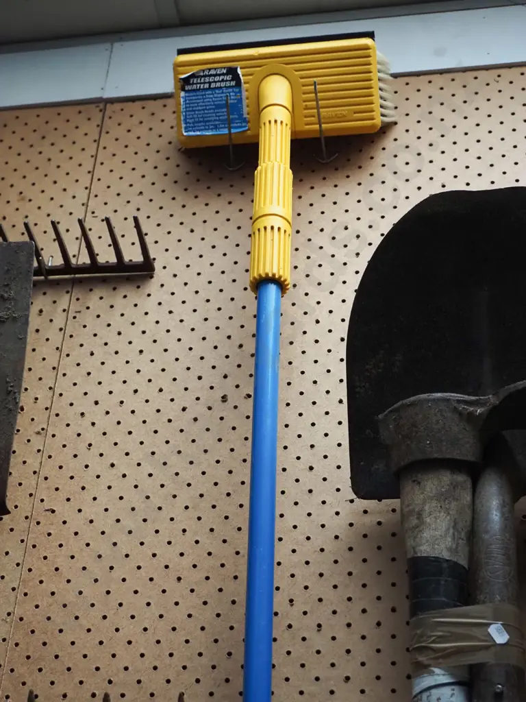 Raven telescopic window brush Image 1++