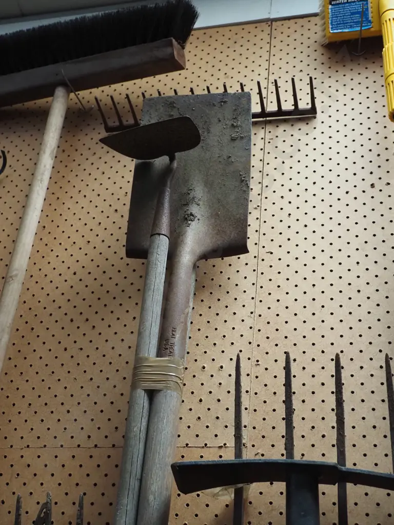 garden tools; fork, spade, hoe Image 1++