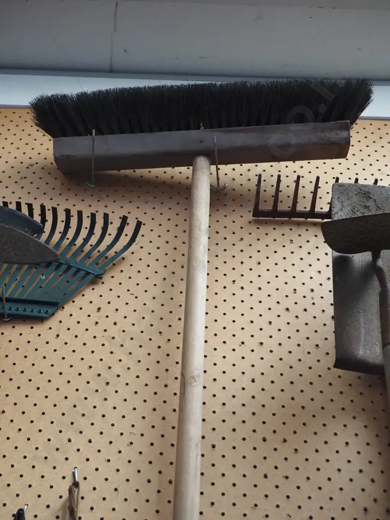 yard broom Image 1++