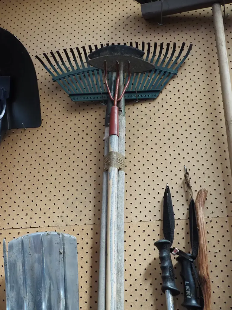 leaf rack, garden hoes, cultivator Image 1++