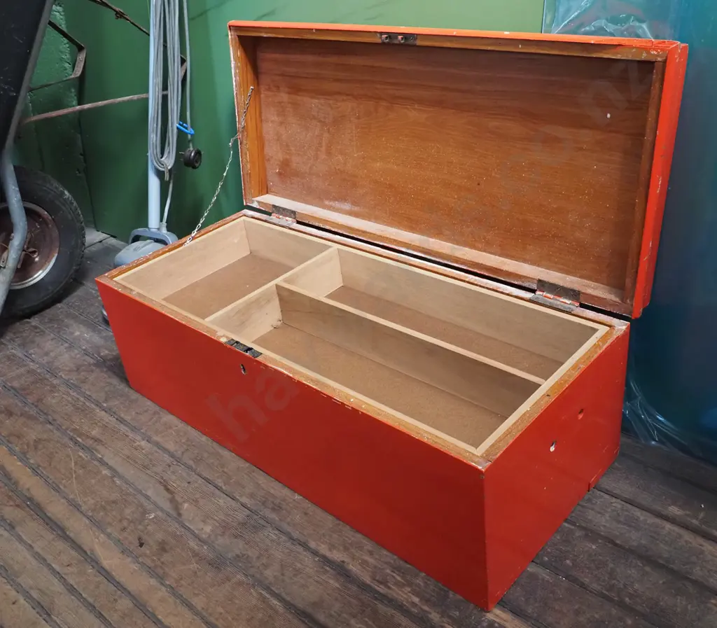 red wooden tool chest - no key Image 1++