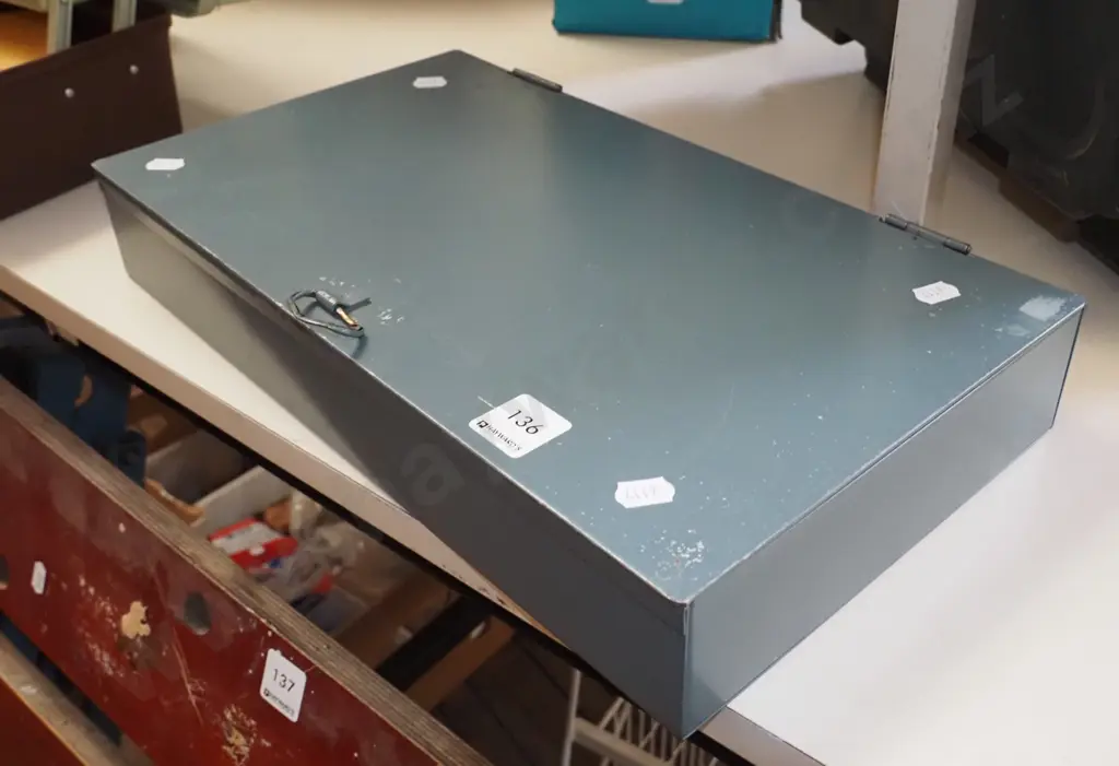 metal tool box Image 1++