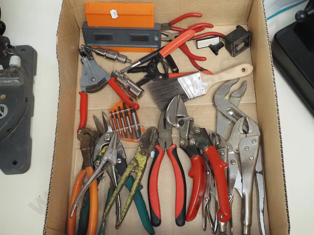 box; tin snip, vice grips, pliers etc Image 1++