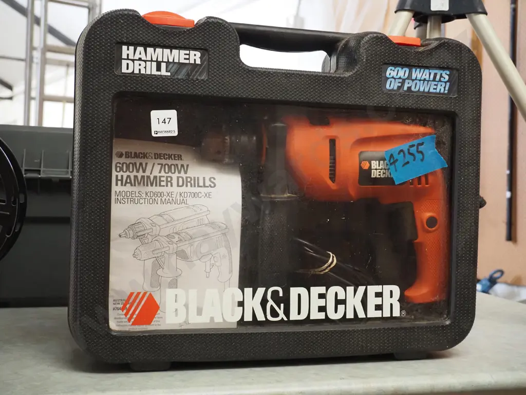 cased Black & Decker 600W hammer drill Image 1++