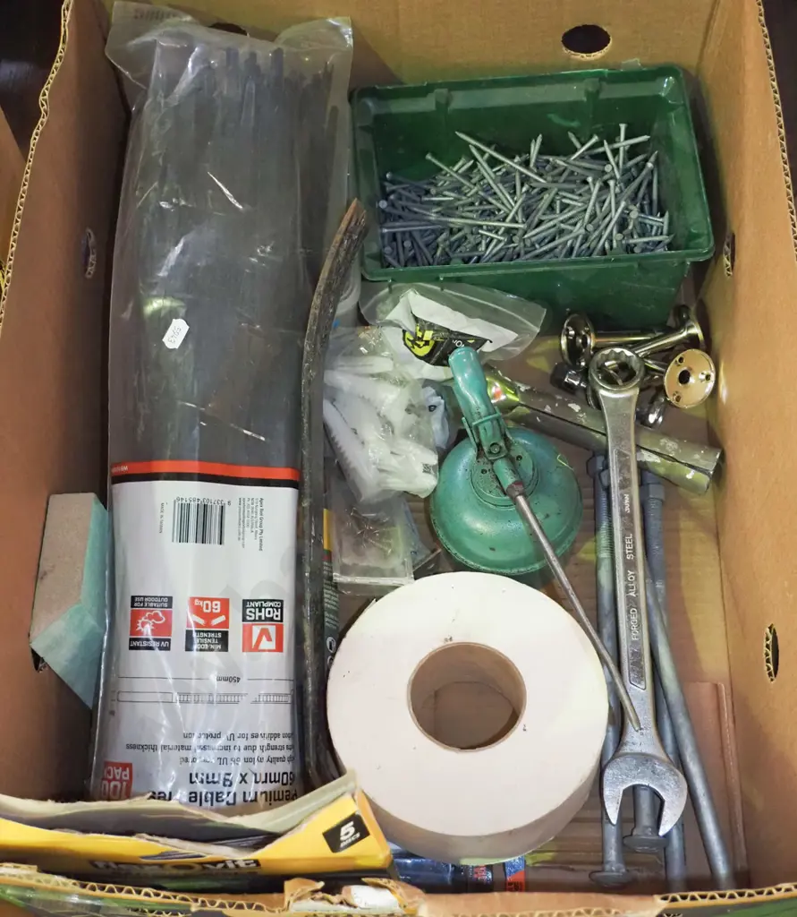 box; cable ties, oiler, nails etc Image 1++