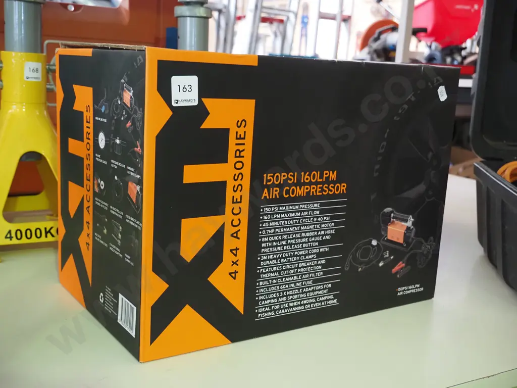 boxed as-new 150 psi 12V air compressor Image 1++