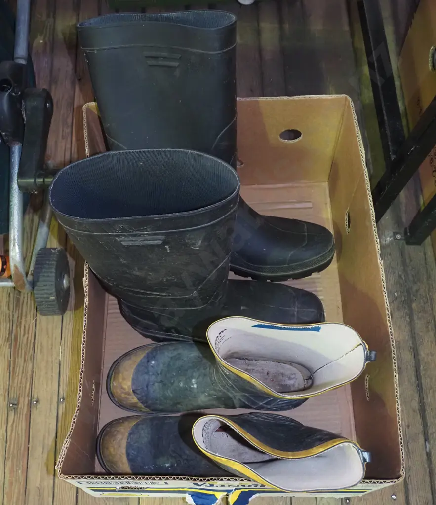 box; size 8, size 10 gumboots Image 1++