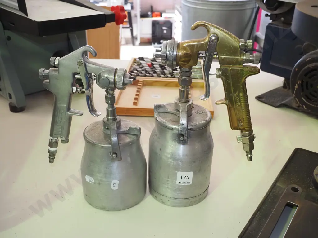 2x painter's air powered spray guns Image 1++