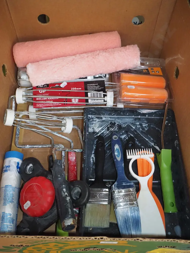 box; various painter's tools Image 1++