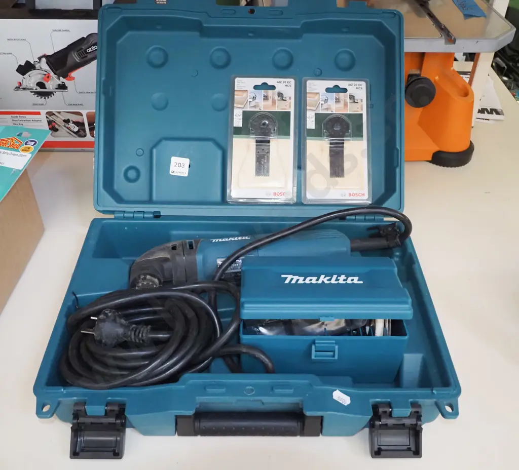 cased Makita multi tool and sccessories Image 1++