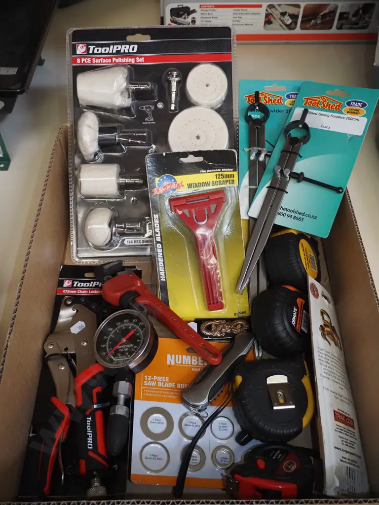 box; polishing set, locking pliers, tape measures etc Image 1++
