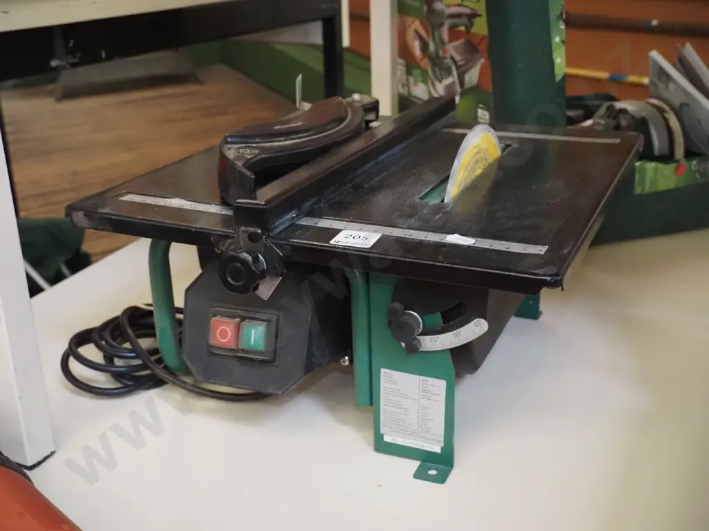 small unbranded tile cutter Image 1++