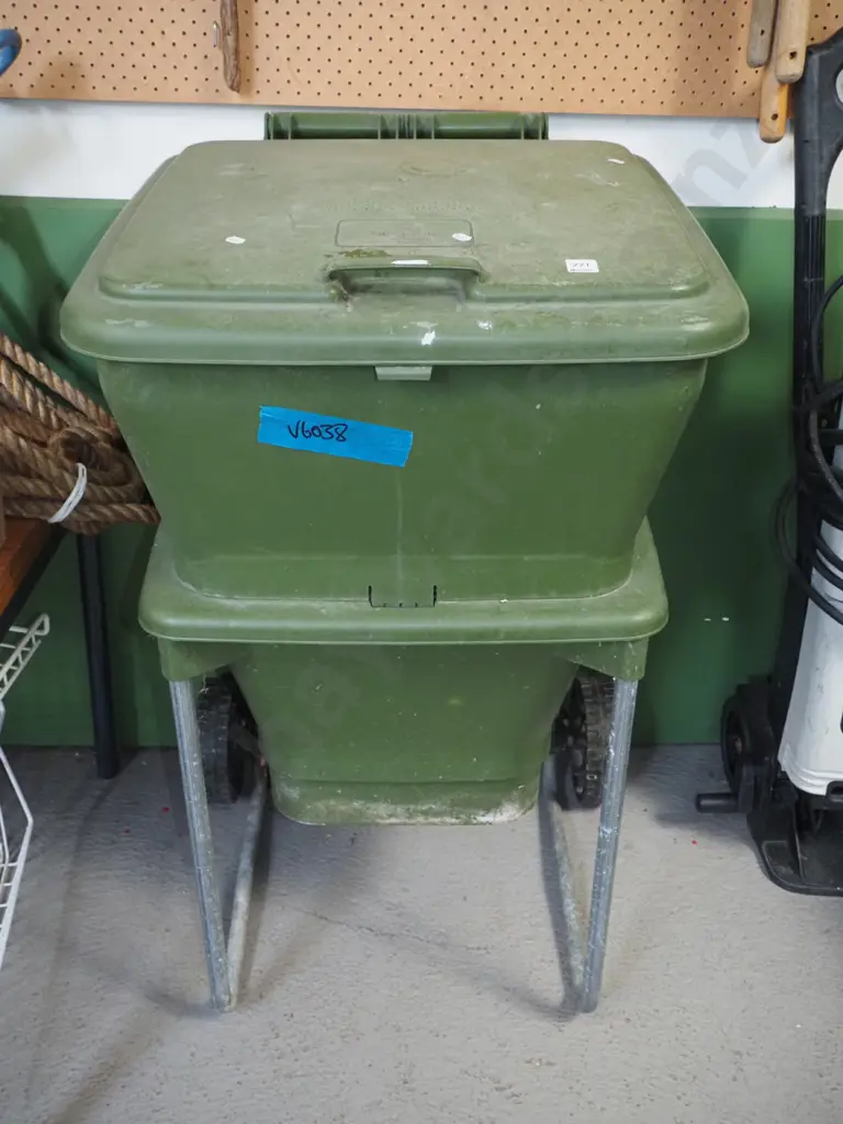 plastic Hungry Bin worm farm Image 1++