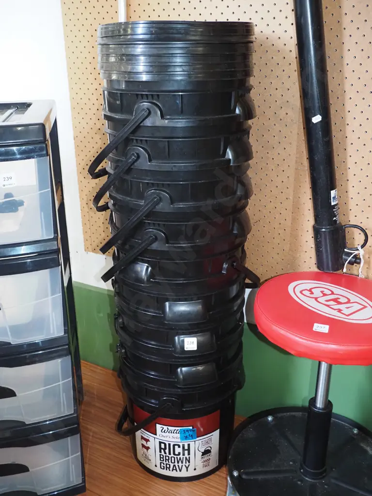 9x black pails with lids Image 1++