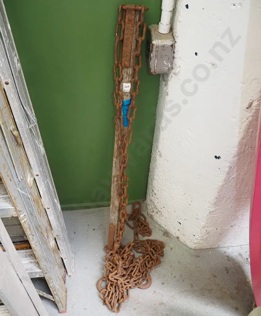vintage wooden pole attached to 4x  rusty hooks and chains L-1000 Image 1++