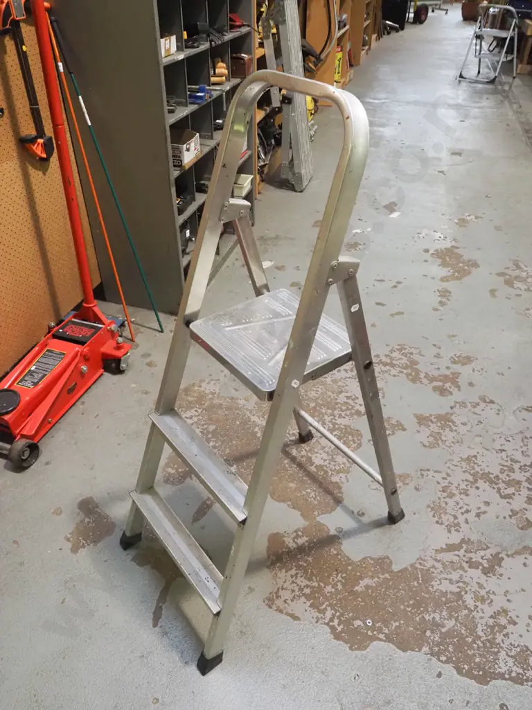 small aluminium painter's ladder Image 1++
