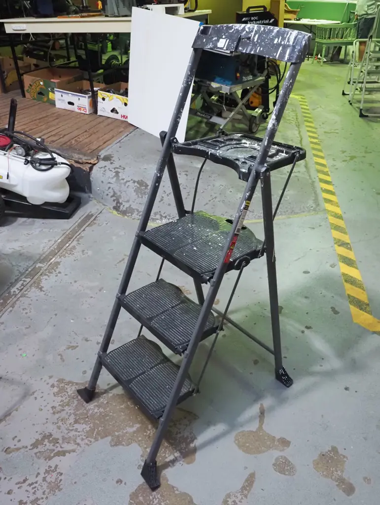 Gorilla metal and plastic 3 step painter's ladder Image 1++