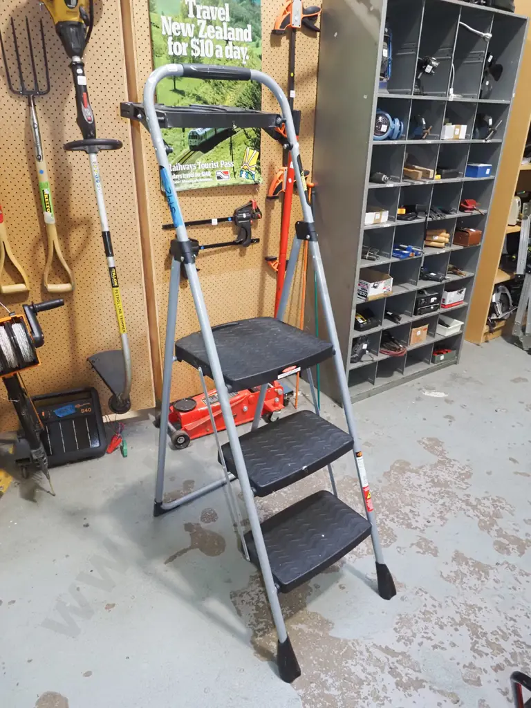 Rhino black plastic 3 step painter's ladder Image 1++