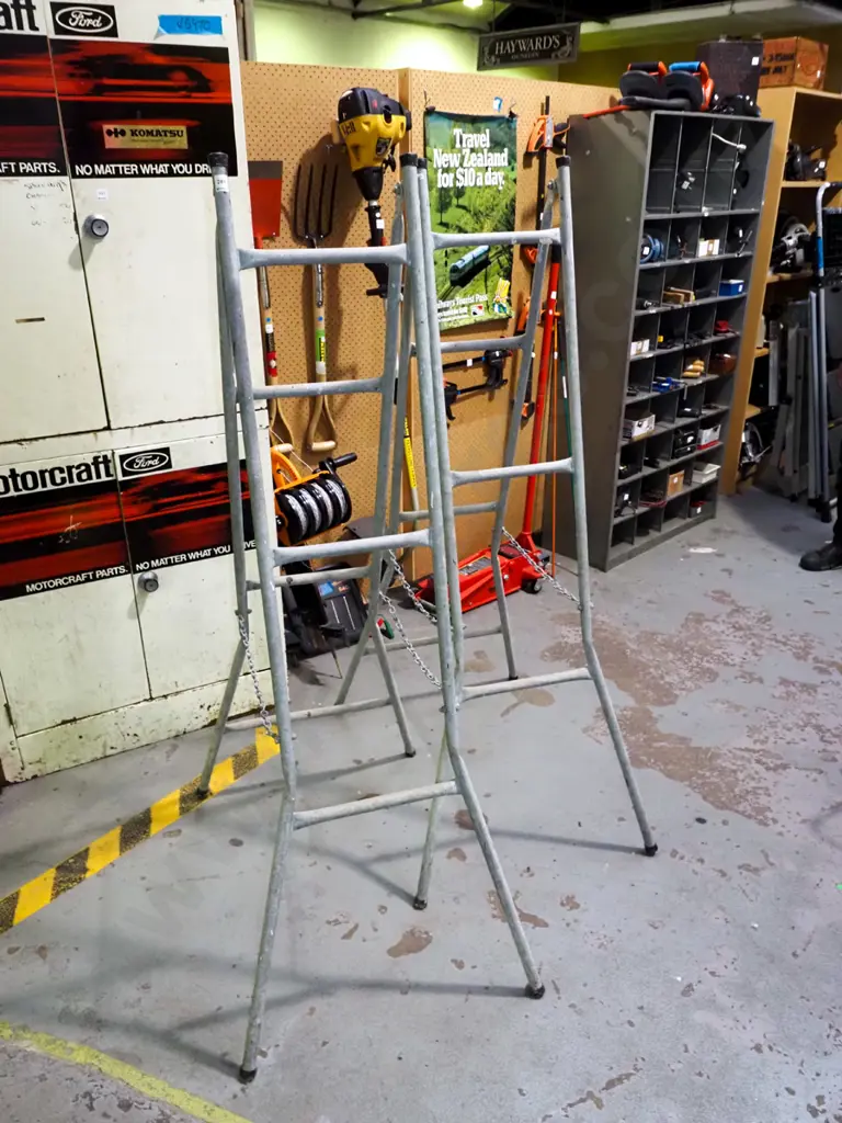2x scaffolding frames Image 1++