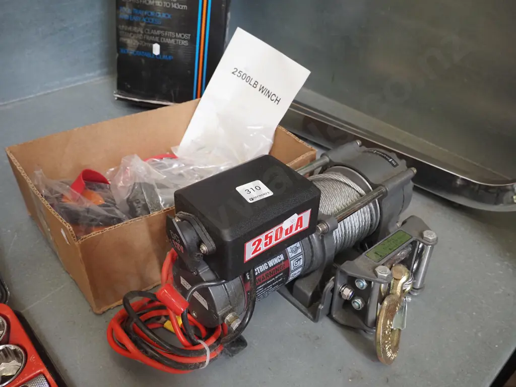 2500 pound electric winch and accessories Image 1++