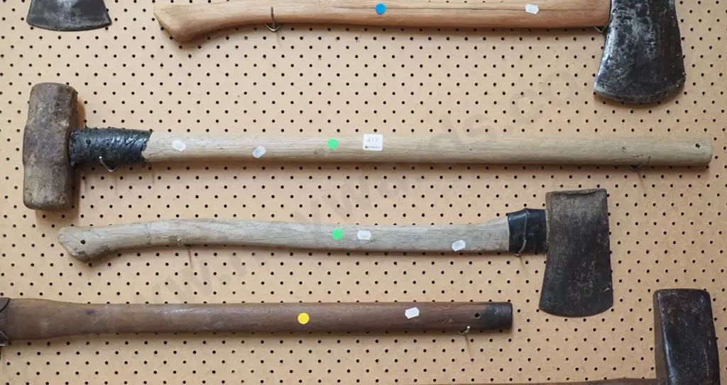 axe, sledge hammer - green dots Image 1++