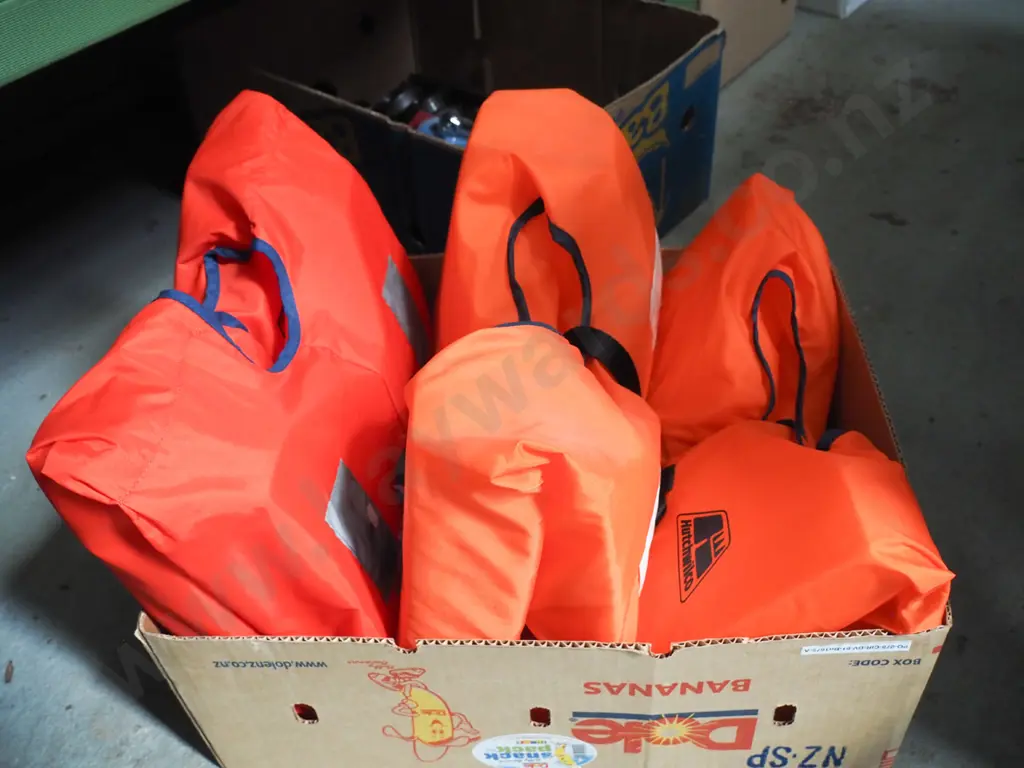 box; 3 life jackets Image 1++