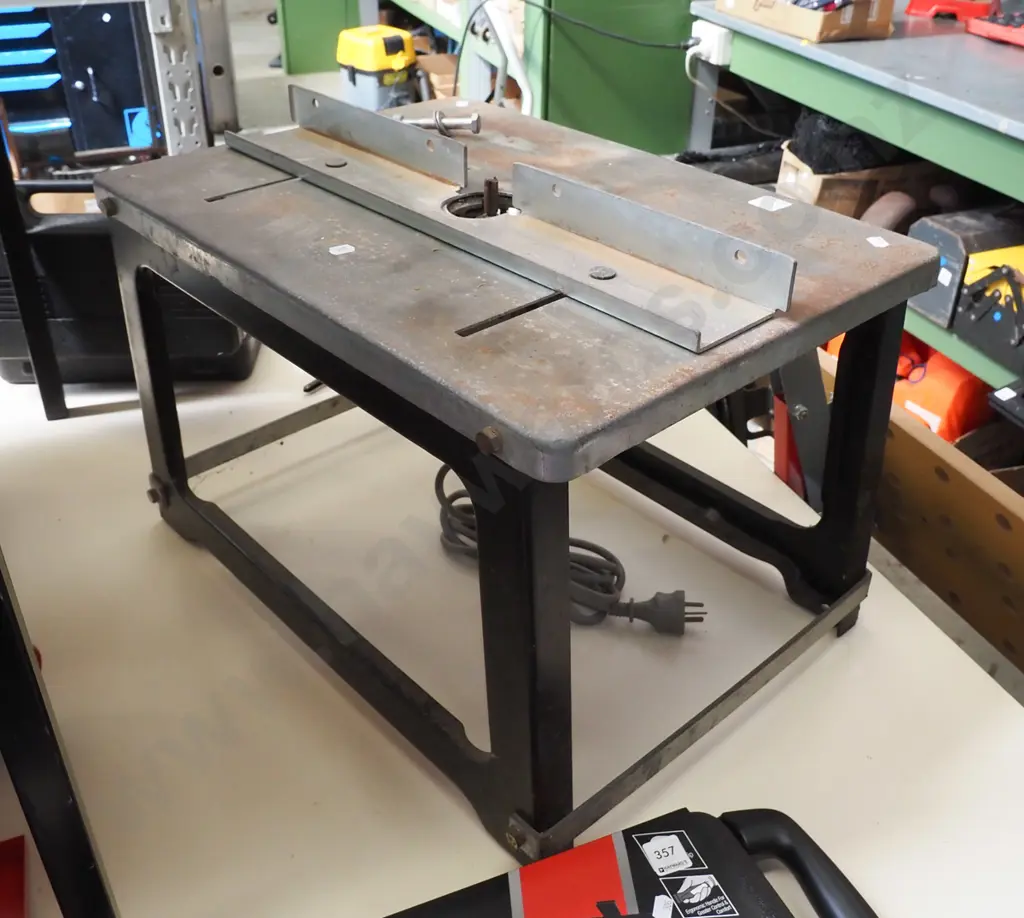 router table with heavy duty Makita router Image 1++