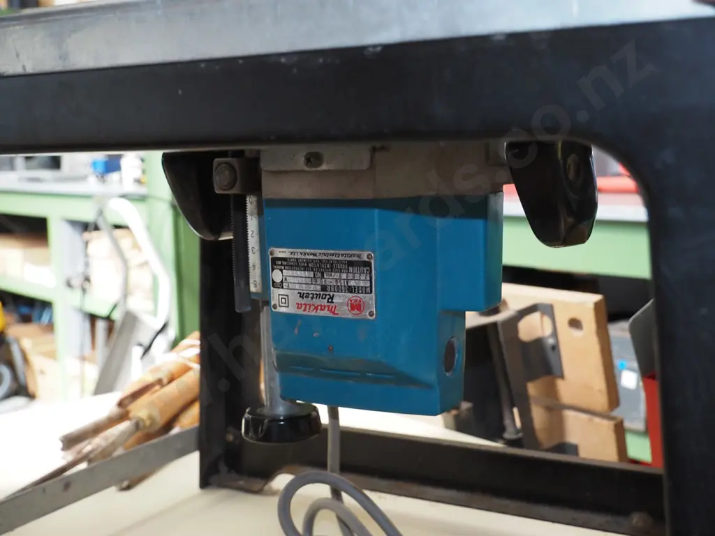 router table with heavy duty Makita router Image 1++