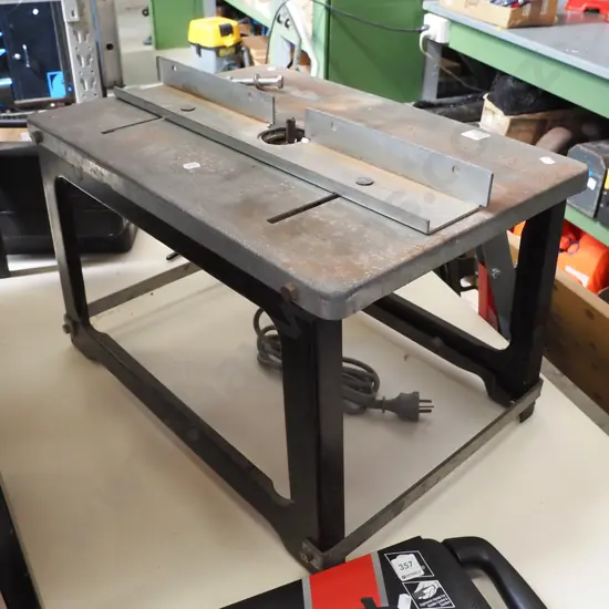 router table with heavy duty Makita router