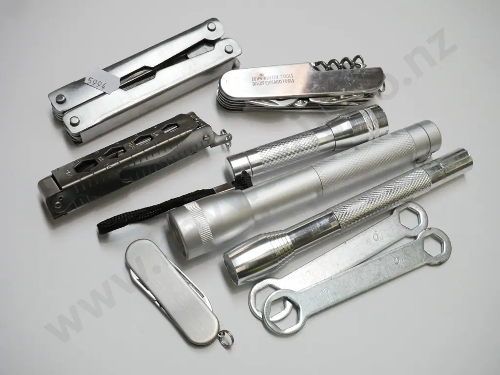 box; torches, pocket knives, multi tools Image 1++