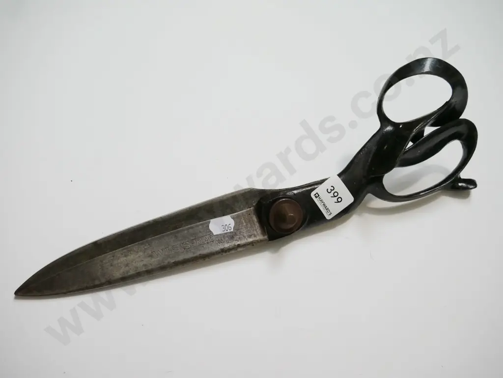 large pair of scissors Image 1++