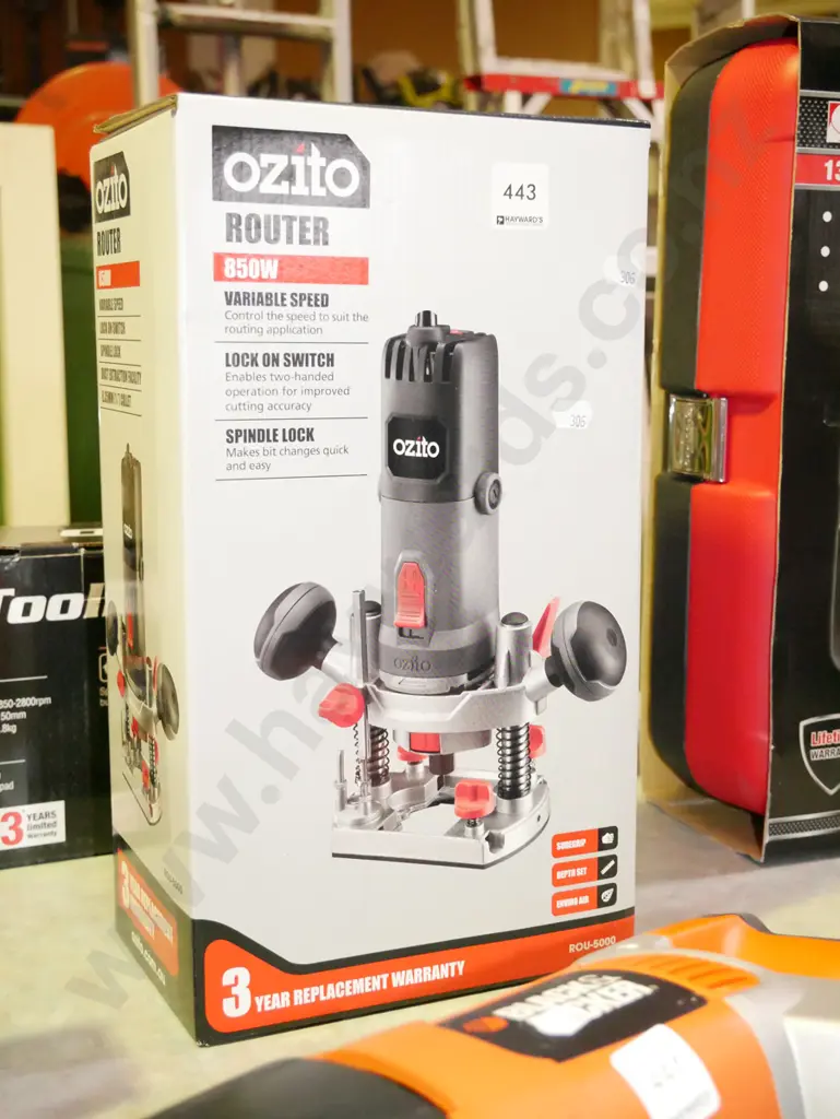 box as-new Ozito 850W router Image 1++
