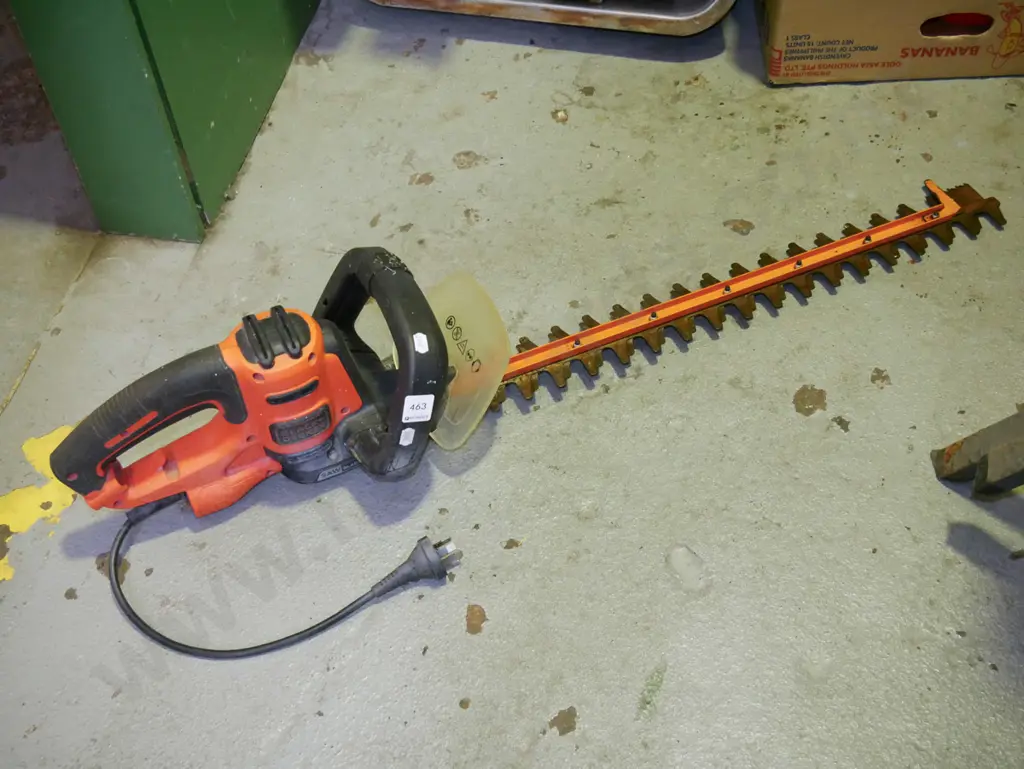 Black & Decker corded line trimmer Image 1++