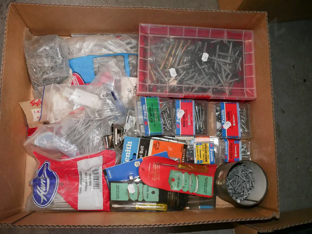 box; nails, screws etc Image 1++