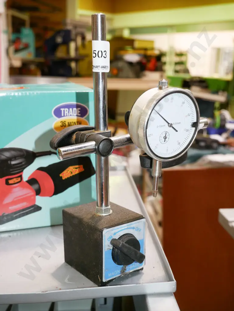 dial indicator on magnetic stand Image 1++