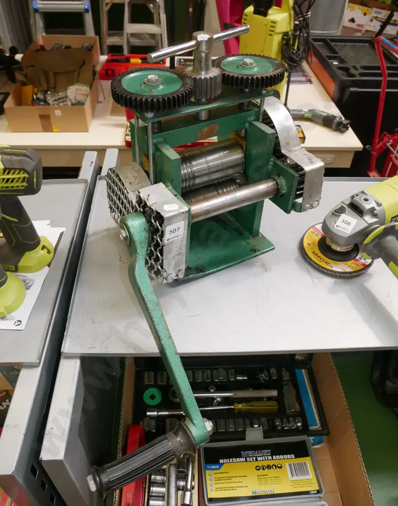 hand operated wire roller Image 1++