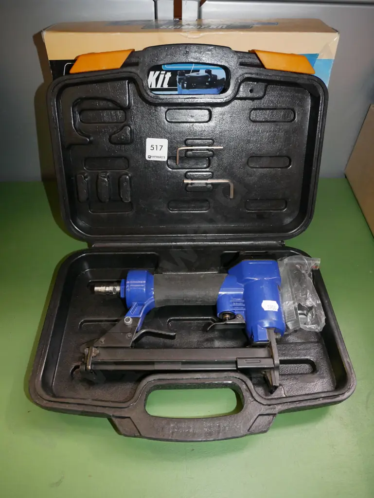 cased air powered stapler set Image 1++