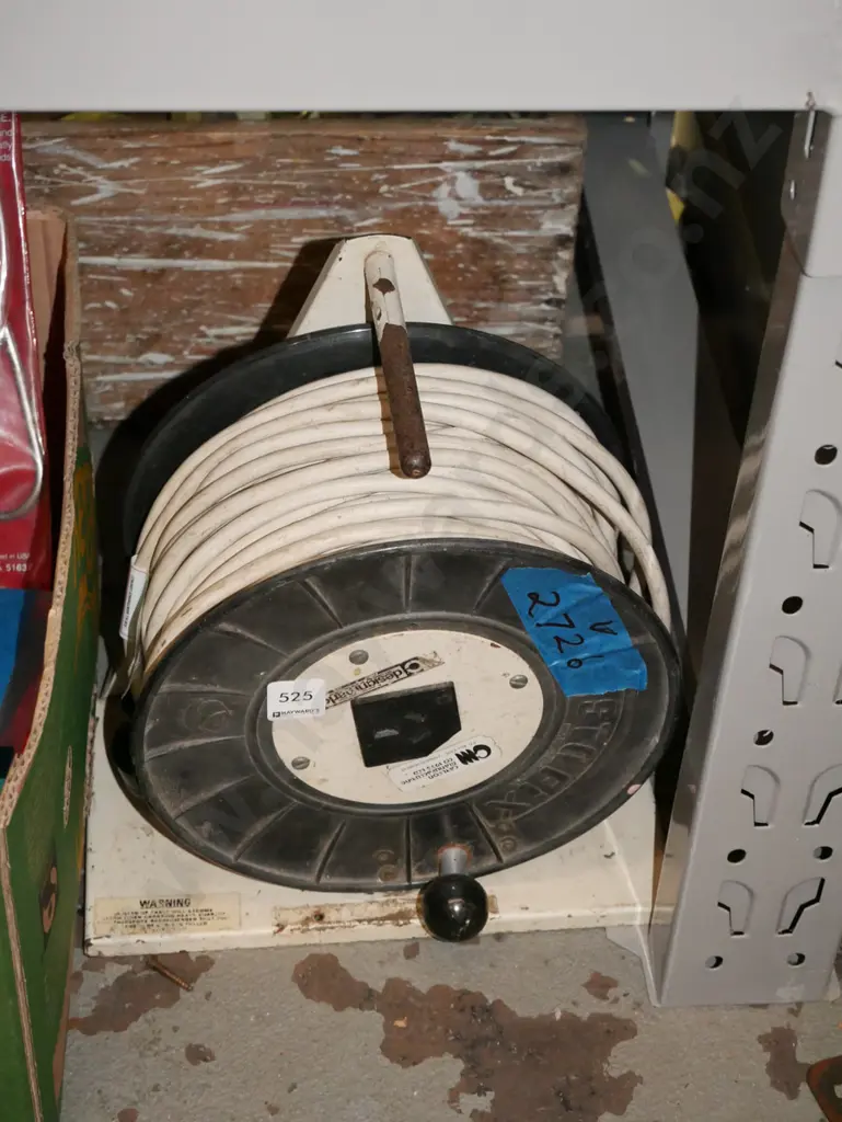extension cord and reel Image 1++