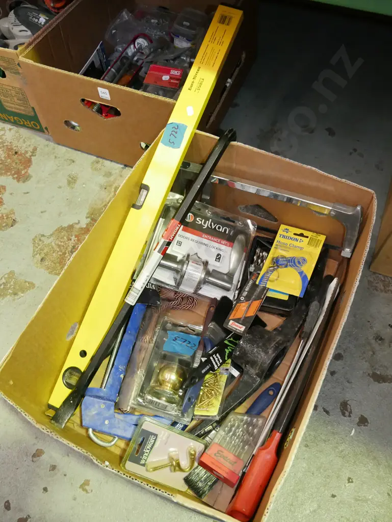 box; wrecking bar, hack saw, builders level etc Image 1++