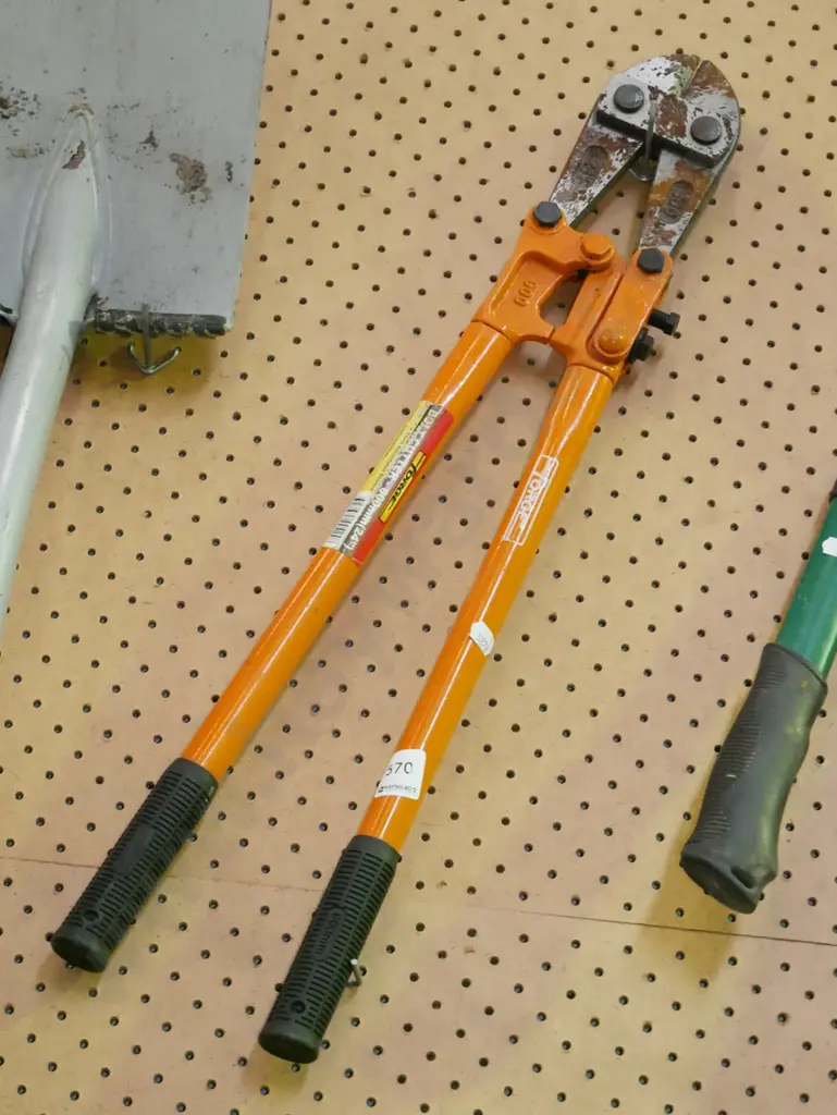 pair of Forge 24" bolt cutters Image 1++
