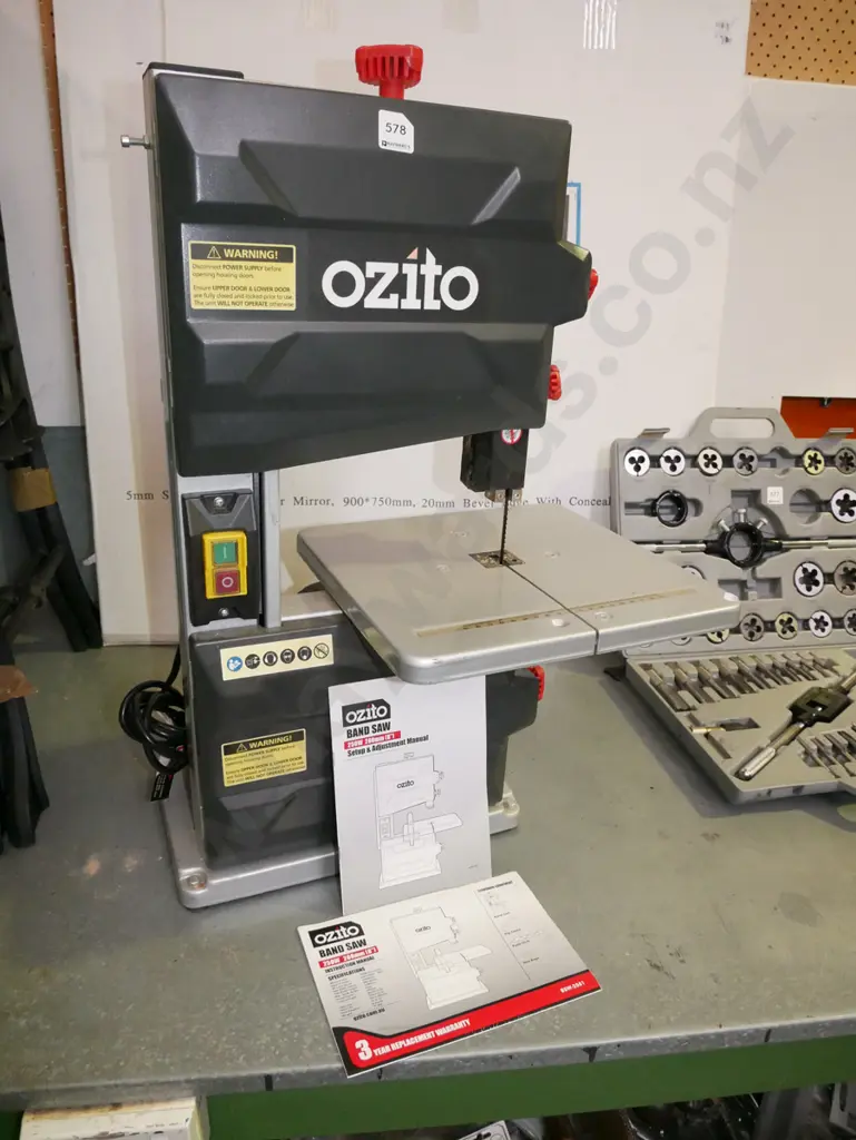 small Ozito 200mm band saw Image 1++