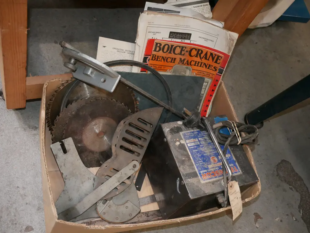 Walker Turner bench saw and 150mm buzzer - has wooden stand and box of accessories  Image 1++