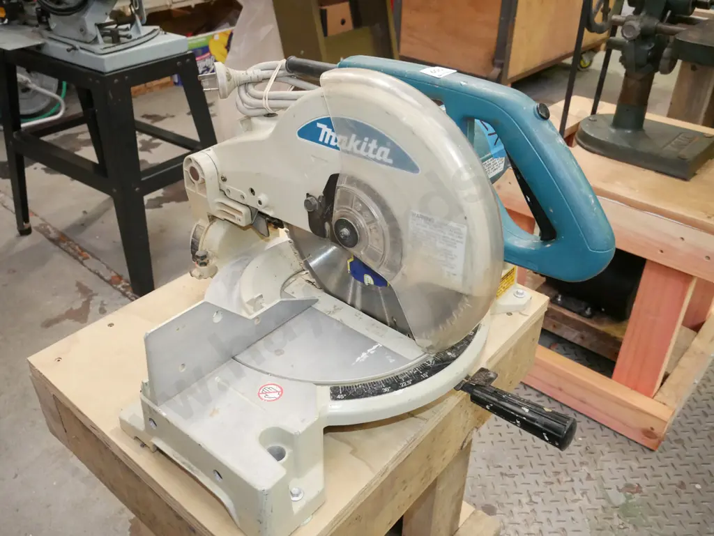 Makita compound mitre saw on home Image 1++