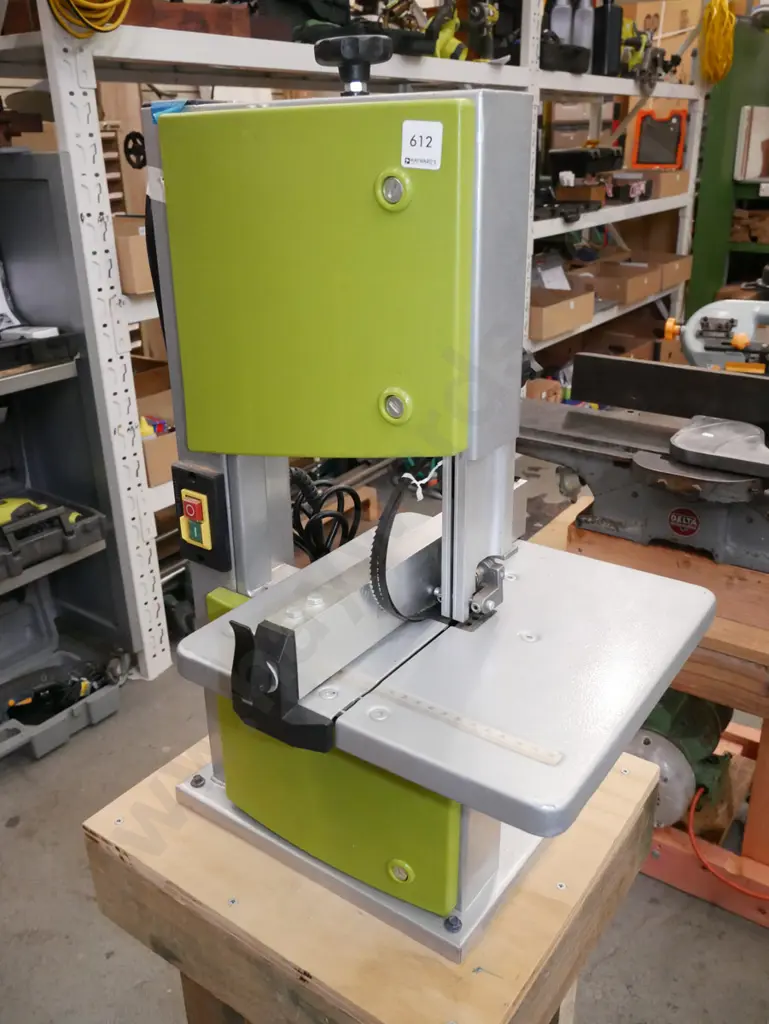 unbranded band saw on wooden stand Image 1++
