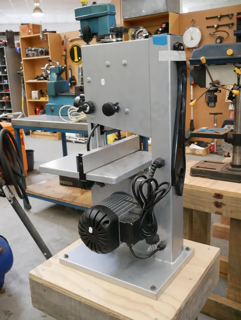 unbranded band saw on wooden stand Image 1++