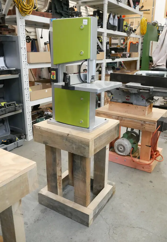 unbranded band saw on wooden stand Image 1++