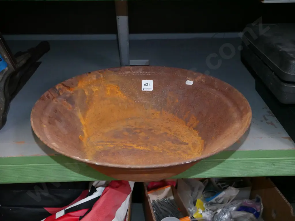 rusty gold pan Image 1++