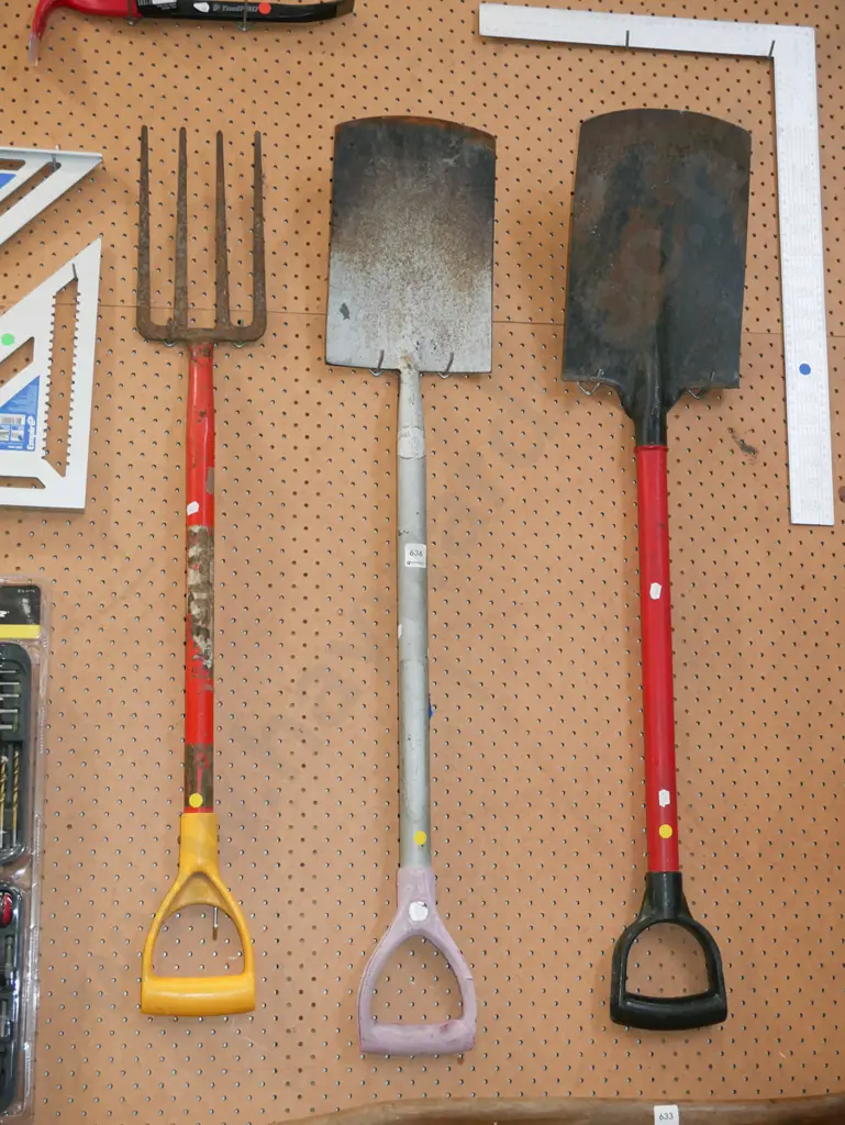 garden fork, 2 spades - yellow dots Image 1++