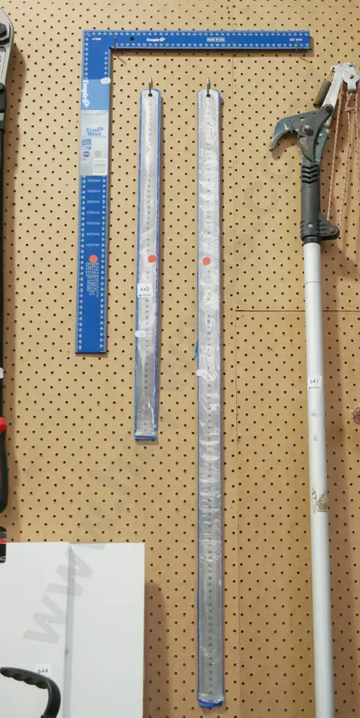 builder's square, 2x rulers - red dots Image 1++